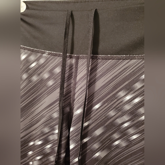 Xersion Performance Wear Fitted Cropped Leggings - Picture 3 of 7